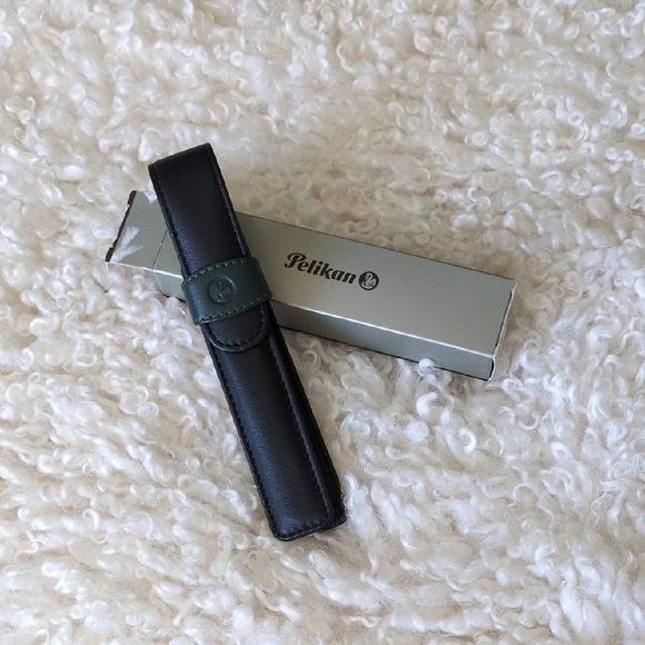 Black and Green Key and Card Holder - Picture 1 of 5